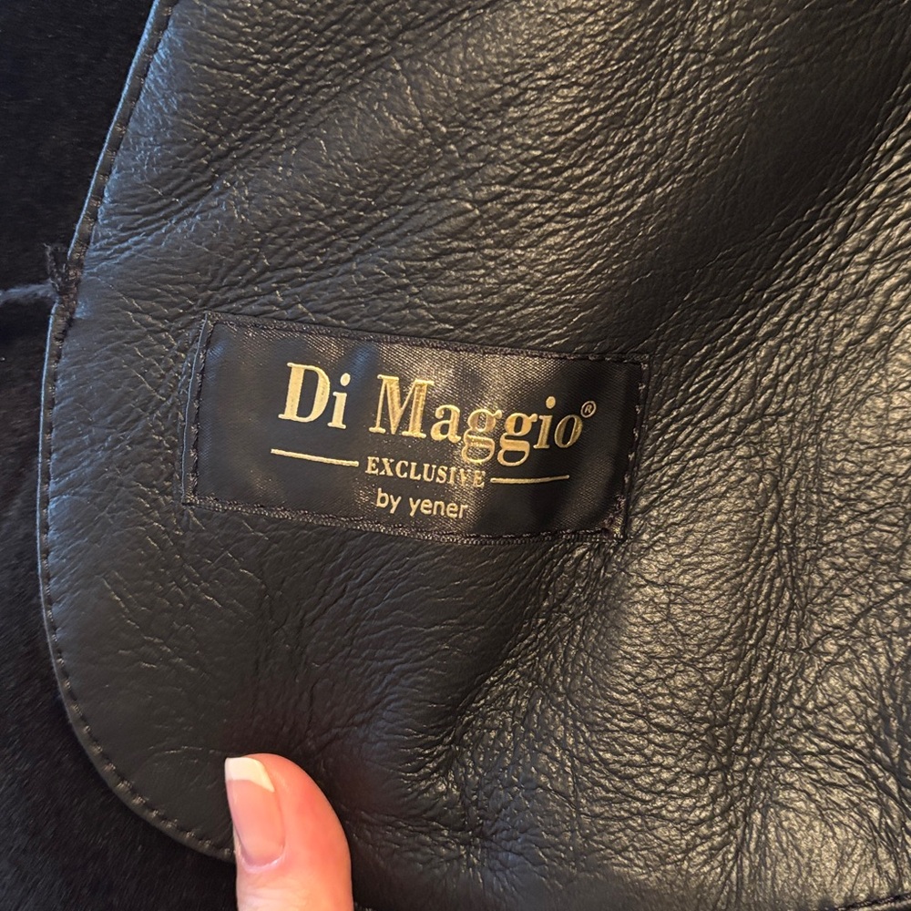 Luxurious Black Shearling Jacket - Picture 6 of 8